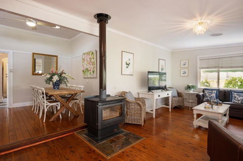 Flora Cottage - Accommodation Bookings 2