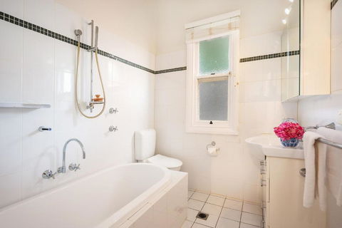Flora Cottage - Accommodation Bookings 3