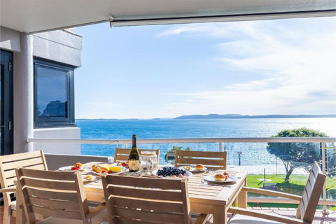 Florentine 13, 11 Columbia Close -fabulous Unit With Air Con, Wifi, Pool, Lift And Waterviews - Accommodation Bookings 0