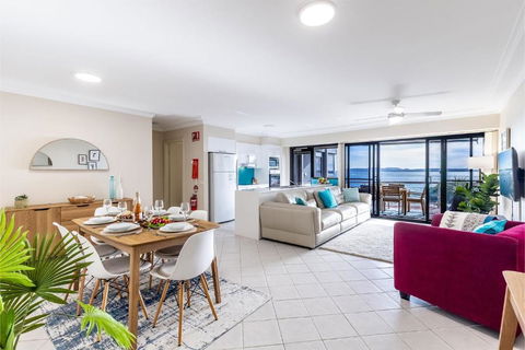 Florentine 13, 11 Columbia Close -fabulous Unit With Air Con, Wifi, Pool, Lift And Waterviews - Accommodation Bookings 2