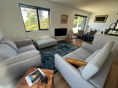 Fabulous, New, Well Appointed Beach House - Accommodation Bookings 1