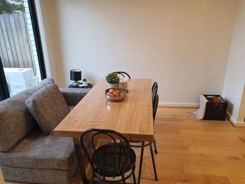 Family Friendly 2BR Townhouse 5mins To Hospital - Accommodation Bookings 3