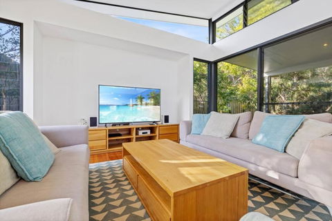 Fuller Holidays - Beachfront Tranquility, Beachfront Suffolk Park - Accommodation Bookings 4