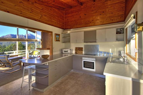 Freycinet Beachfront Retreat - Accommodation Bookings 3