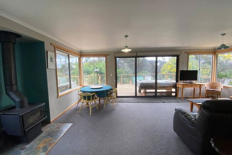 Fully Fenced, Wrap Around Decks, Water On 3 Sides - Accommodation Bookings 1