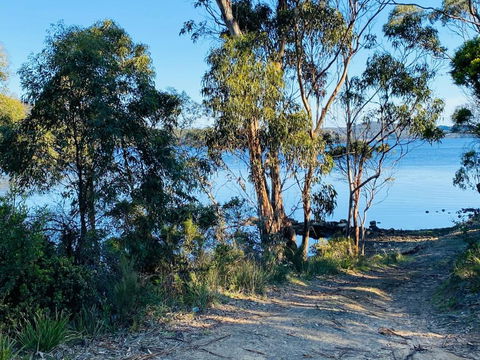 Fully Fenced, Wrap Around Decks, Water On 3 Sides - Accommodation Bookings 2