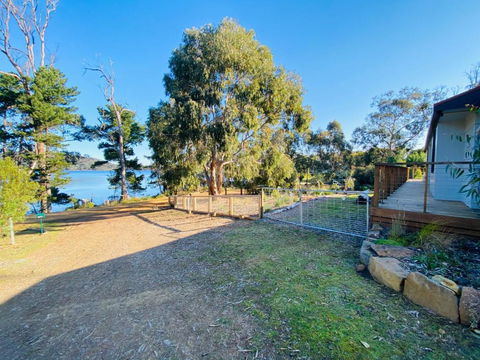 Fully Fenced, Wrap Around Decks, Water On 3 Sides - Accommodation Bookings 4