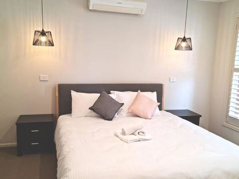 Generous 4 Bedroom Home Close To Park And Shops - Accommodation Bookings 0