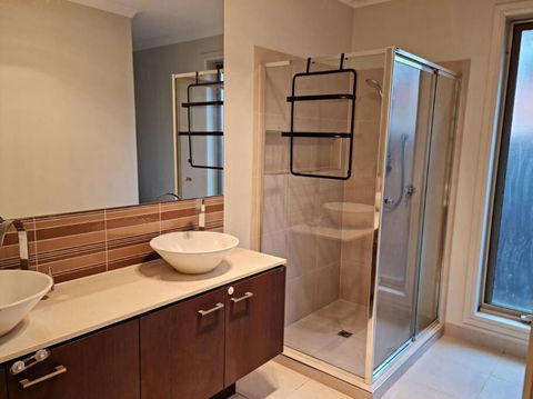Generous 4 Bedroom Home Close To Park And Shops - Accommodation Bookings 2