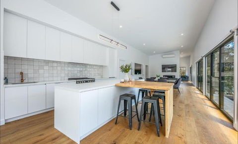 Glamour In Gisborne - With Spa! - Accommodation Bookings 3