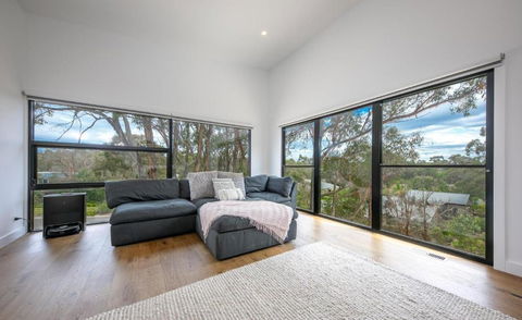 Glamour In Gisborne - With Spa! - Accommodation Bookings 1