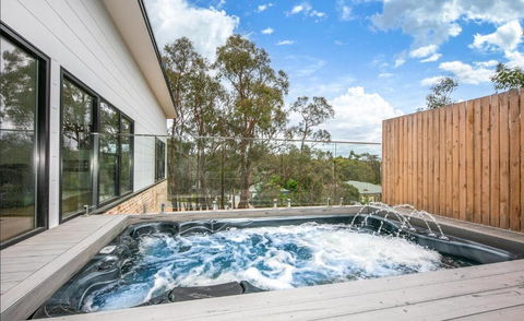 Glamour In Gisborne - With Spa! - Accommodation Bookings 0