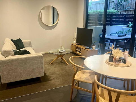 Glen Iris Gem - Modern Apartment With Car Park - Accommodation Bookings 3