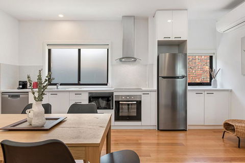 Gorgeous 3-Bed House With Spacious Shared Backyard - Accommodation Bookings 2
