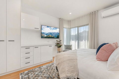Gorgeous 3-Bed House With Spacious Shared Backyard - Accommodation Bookings 3