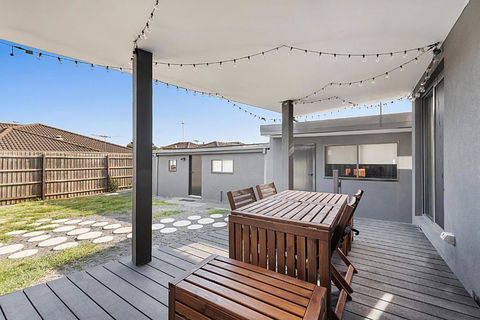 Gorgeous 3-Bed House With Spacious Shared Backyard - Accommodation Bookings 4