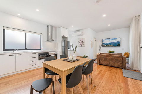 Gorgeous 3-Bed House With Spacious Shared Backyard - Accommodation Bookings 1