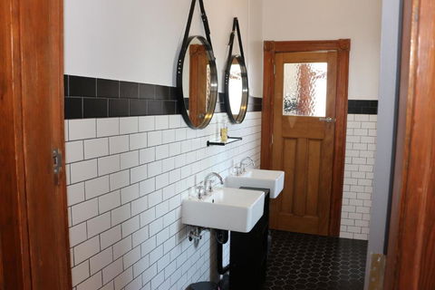 Guildford Hotel - Accommodation Bookings 3