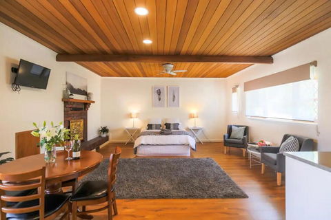 Hahndorf Lodge Pioneer Suite - Main Street Hahndorf On Site Secure Parking - Accommodation Bookings 1