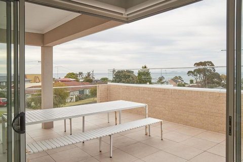 Harbour Horizons - Balcony BBQs And Calm Water Views - Accommodation Bookings 3