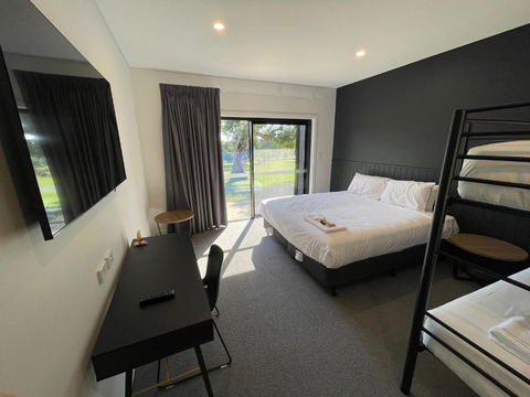 Harden Country Club Motel - Accommodation Bookings 3