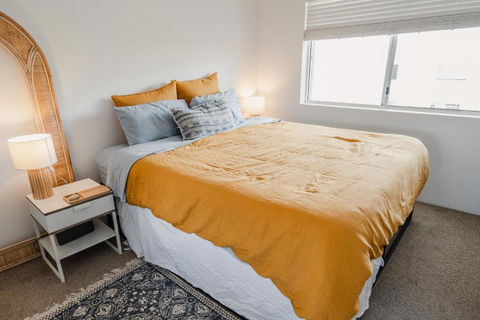 HEART OF BURLEIGH Holiday Villa - Perfect Location With Pools - Accommodation Bookings 3