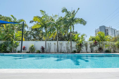 HEART OF BURLEIGH Holiday Villa - Perfect Location With Pools - Accommodation Bookings 0