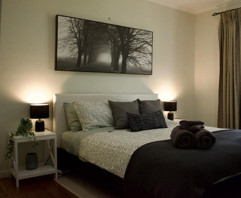 Heart Of Romsey - Central Location & Pet Friendly - Accommodation Bookings 1