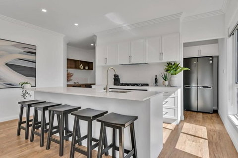 Hideaway On Curran - Modern & Comfy Retreat In CBD Firepit - Accommodation Bookings 1