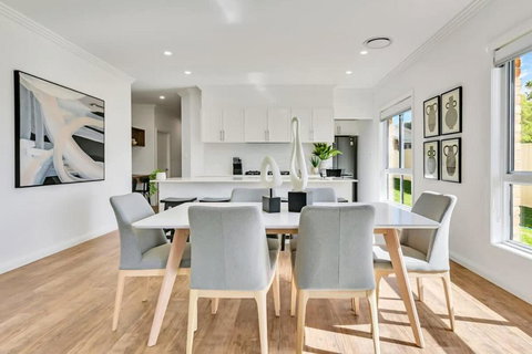 Hideaway On Curran - Modern & Comfy Retreat In CBD Firepit - Accommodation Bookings 3