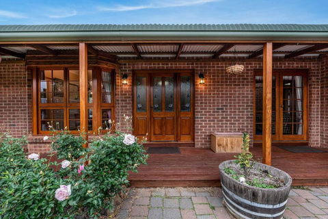 Hilltop Retreat, Water Views - Accommodation Bookings 0