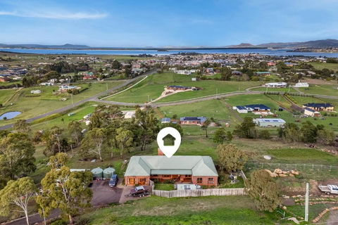 Hilltop Retreat, Water Views - Accommodation Bookings 1