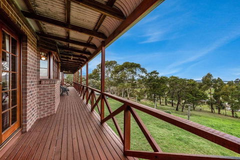 Hilltop Retreat, Water Views - Accommodation Bookings 2