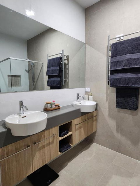 Holiday At The Beach, Spa Bath, King Bed With TV - Accommodation Bookings 3