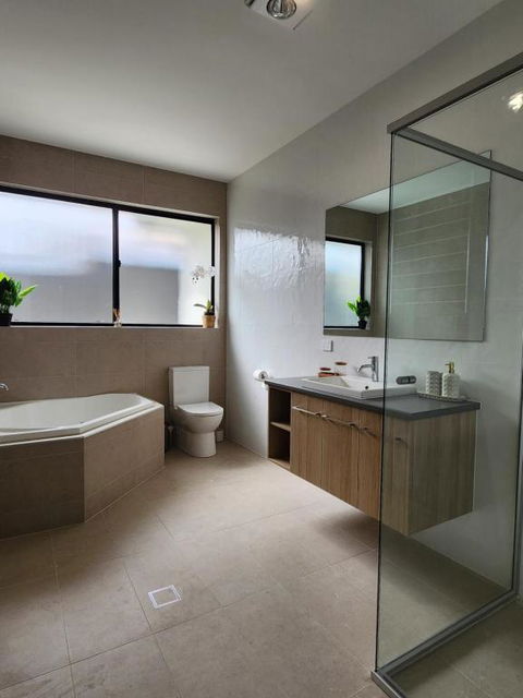 Holiday At The Beach, Spa Bath, King Bed With TV - Accommodation Bookings 1