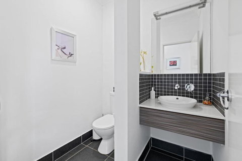 Holiday Paradise 4BR Pool BBQ Parking Near Mall N Park - Accommodation Bookings 1