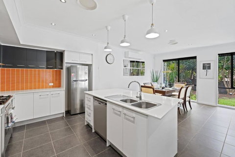 Holiday Paradise 4BR Pool BBQ Parking Near Mall N Park - Accommodation Bookings 3