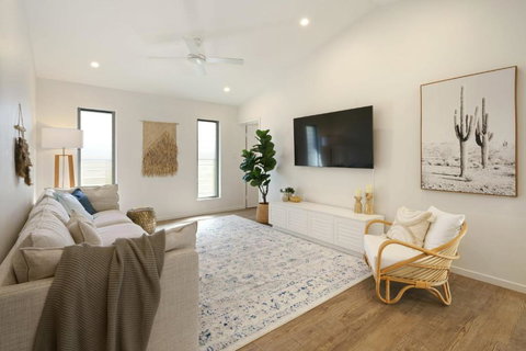 Home Away From Home At Dicky Beach - Accommodation Bookings 3