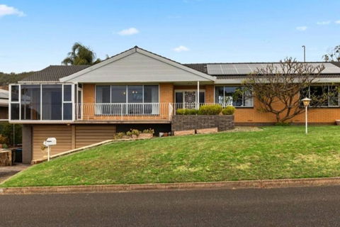Home Offers Stunning Views - Accommodation Bookings 1