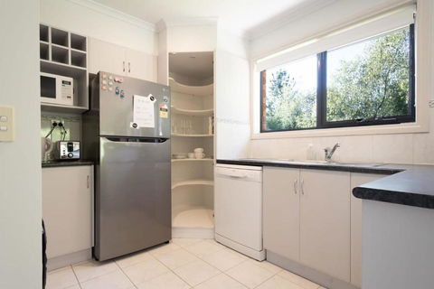 Homely Unit Located Near The City With Parking And Wifi - Accommodation Bookings 3
