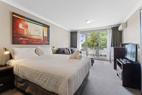 Horizons 115 - Lake Front Studio L Pool L Tennis Court L Bar - Accommodation Bookings 1