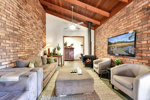 Hunter Valley Kangaroo Retreat With 60 Kangaroos - Accommodation Bookings 2