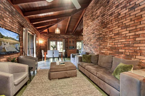 Hunter Valley Kangaroo Retreat With 60 Kangaroos - Accommodation Bookings 3