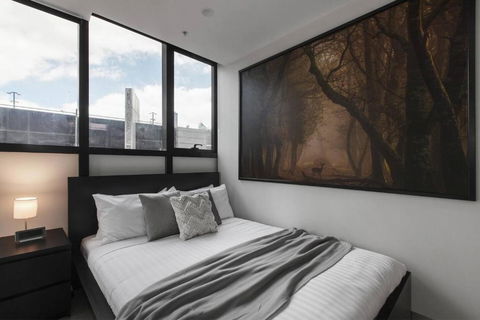 Iconic Southbank Locale Meets Modern Comfort - Accommodation Bookings 1