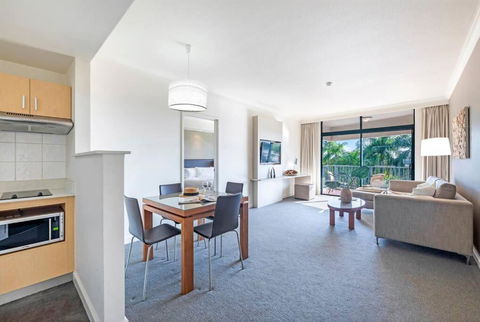 Idyllic Waterfront Pool Escape With Esplanade View - Accommodation Bookings 0