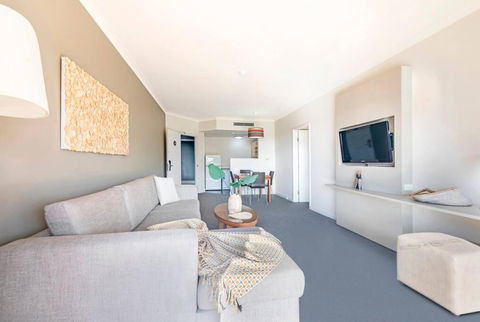 Idyllic Waterfront Pool Escape With Esplanade View - Accommodation Bookings 2