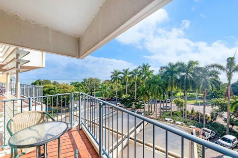 Idyllic Waterfront Pool Escape With Esplanade View - Accommodation Bookings 3