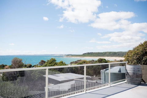 Idyllic Weymouth Retreat With Ocean Views - Accommodation Bookings 2
