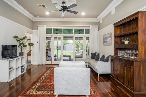 Incredible 3-Bed Renovated Home With Huge Garden - Accommodation Bookings 0