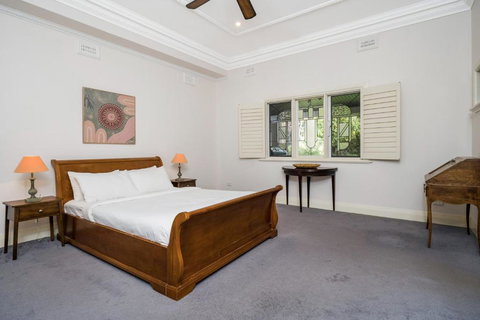 Incredible 3-Bed Renovated Home With Huge Garden - Accommodation Bookings 1